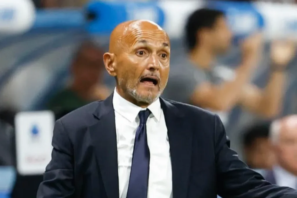 Luciano Spalletti in panchina con le braccia aperte durante una partita