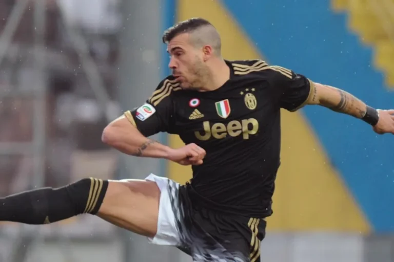 Sturaro in azione con la maglia della Juventus, contrasto nero e oro, durante una partita in pioggia