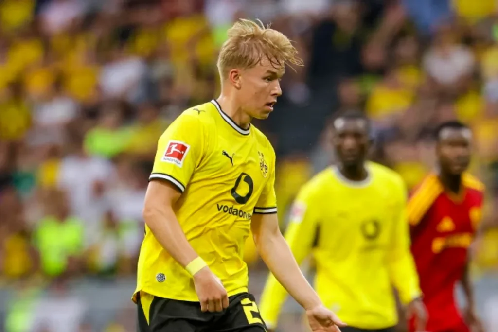 Svensson in azione durante una partita di calcio, indossa la maglia gialla con numero 6