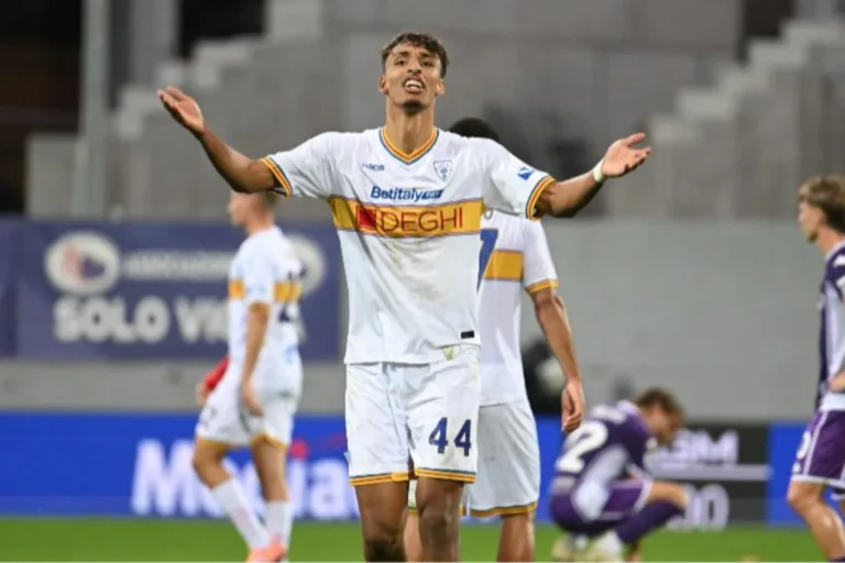 Tiago Gabriel in campo con la maglia del Lecce numero 44, braccia aperte durante la partita