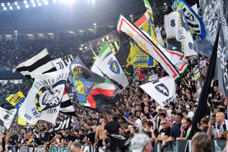 Tifosi della Juventus sventolano bandiere bianconere all'Allianz Stadium durante una partita casalinga