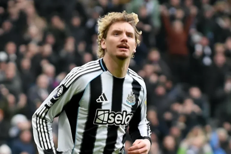 Woltemade in maglia Newcastle con divisa bianconera Adidas durante una partita, in azione in campo