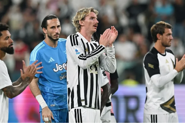 Woltemade in maglia Juventus durante una partita, con compagni di squadra sullo sfondo nello stadio