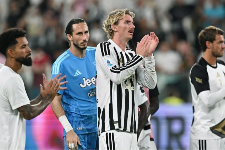 I calciatori della Juventus applaudono in mezzo al campo