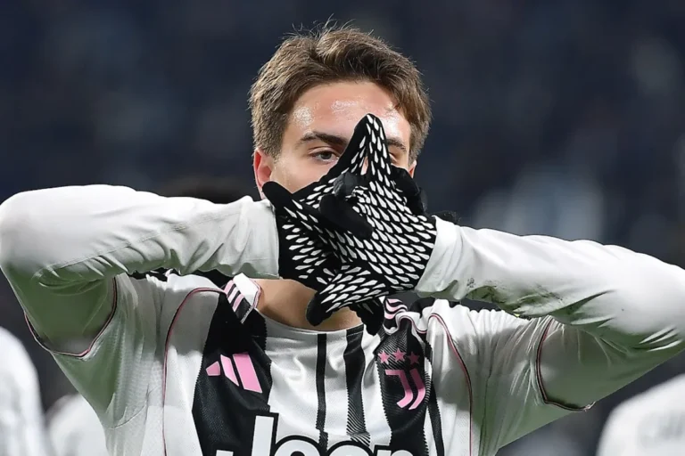 Yildiz esulta durante una partita della Juventus, con le braccia aperte e i guantoni neri in primo piano