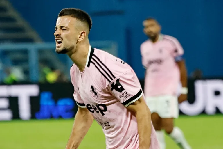 Zhegrova con maglia rosa Juventus in azione durante la partita, esultanza in campo