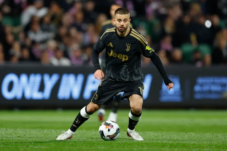 Zhegrova in azione con la maglia della Juventus durante una partita, con il pallone controllato ai piedi