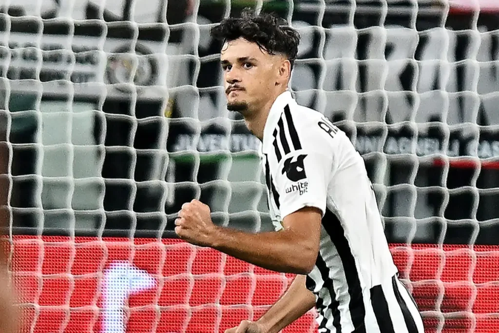 Alajbegovic in maglia bianca e nera durante una partita allo stadio