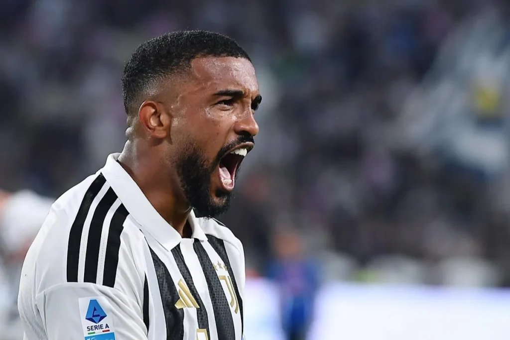 Giocatore della Juventus con maglia bianconera e patch Serie A che urla in campo durante una partita