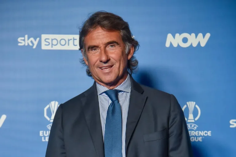 Giovanni Carnevali in abito scuro durante evento Sky Sport con logo UEFA Europa League