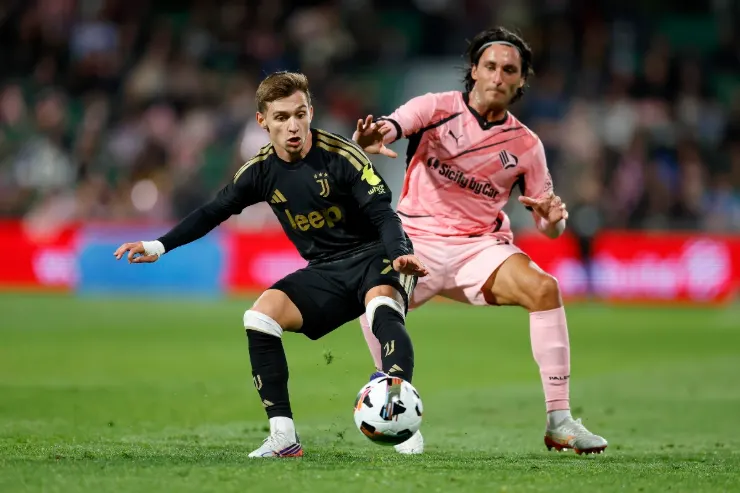 Conceição in azione con la maglia nera della Juventus contrasta un avversario in maglia rosa