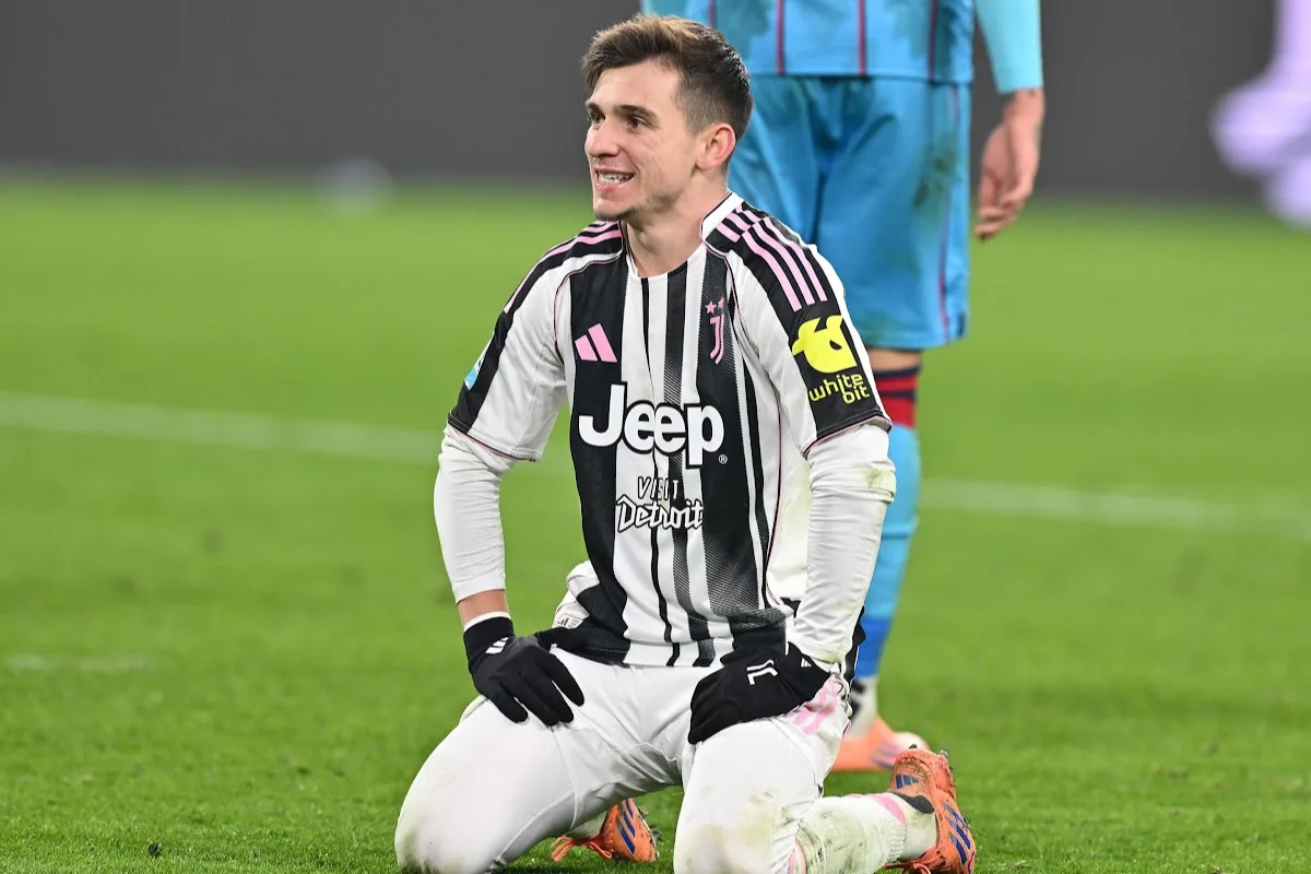 Conceição in ginocchio sul campo durante una partita della Juventus