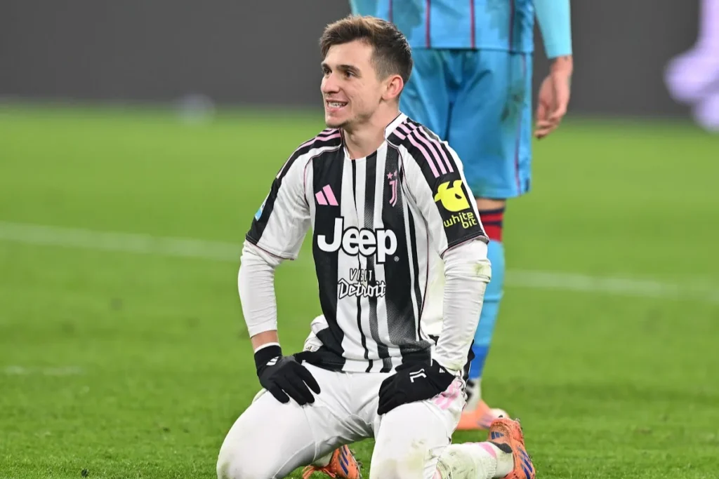 Conceição inginocchiato sul campo con espressione delusa, maglia bianconera Juventus con sponsor Jeep e Detroit