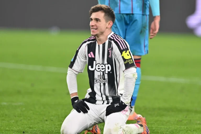 Conceição inginocchiato sul campo con espressione delusa, maglia bianconera Juventus con sponsor Jeep e Detroit