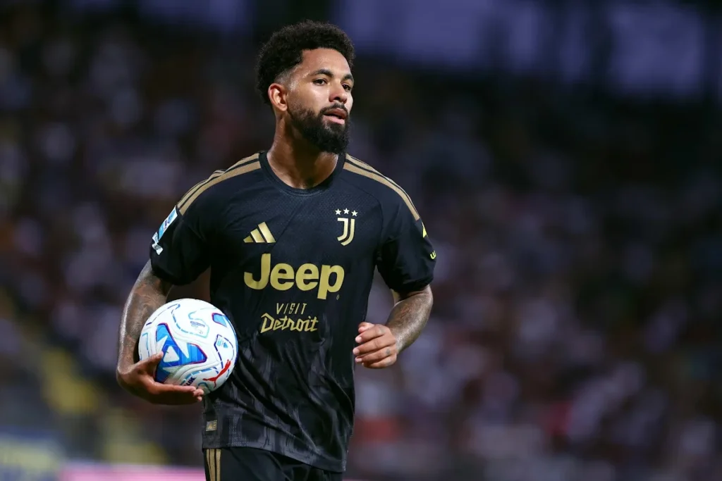 Douglas Luiz con maglia nera Adidas e sponsor Jeep in possesso di pallone durante partita