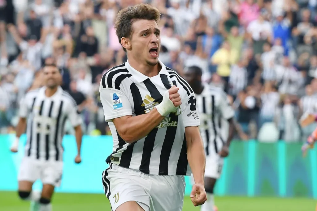 Francisco Conceição in azione con la maglia della Juventus durante una partita in Serie A