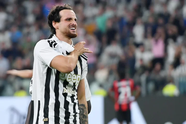 Gatti esulta con la maglia home bianconera della Juventus