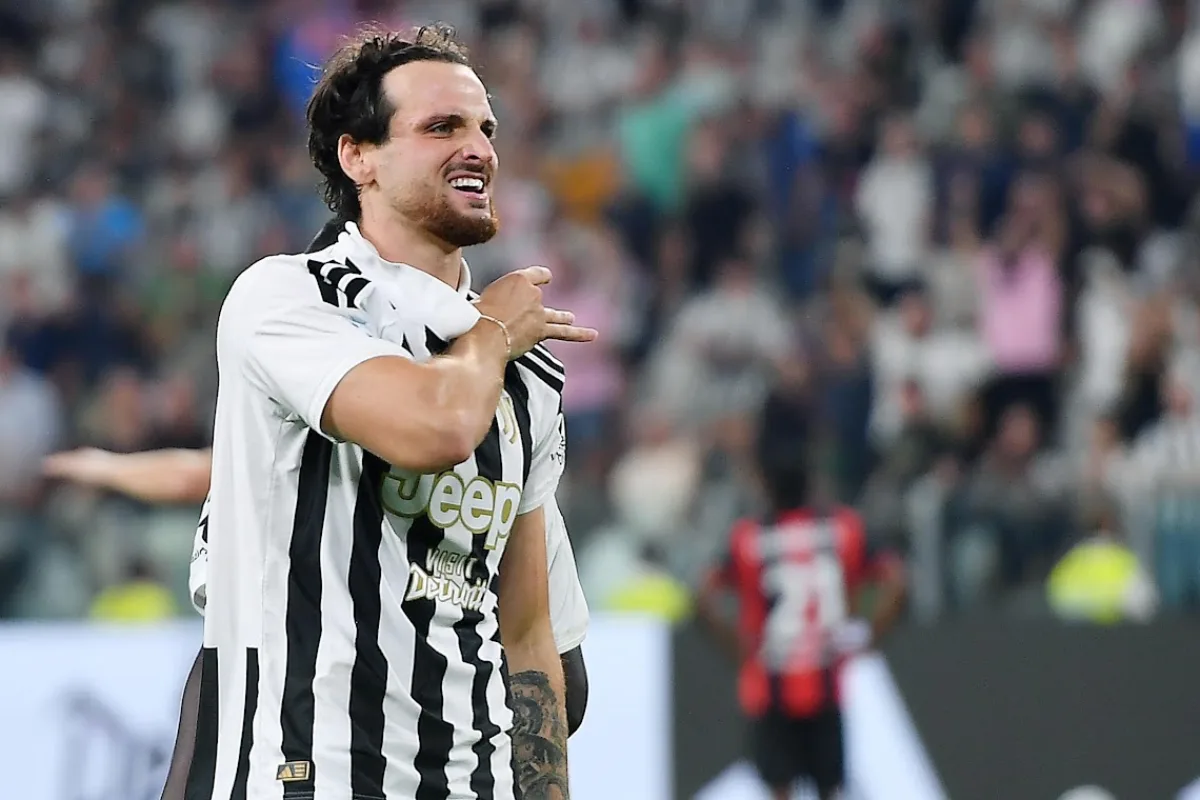 Gatti esulta con la maglia home bianconera della Juventus
