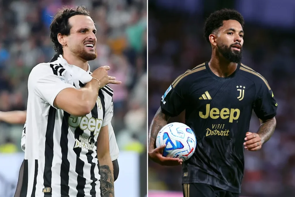 Due calciatori della Juventus: a sinistra in maglia home bianconera a strisce con sponsor Jeep, a destra in terza maglia nera