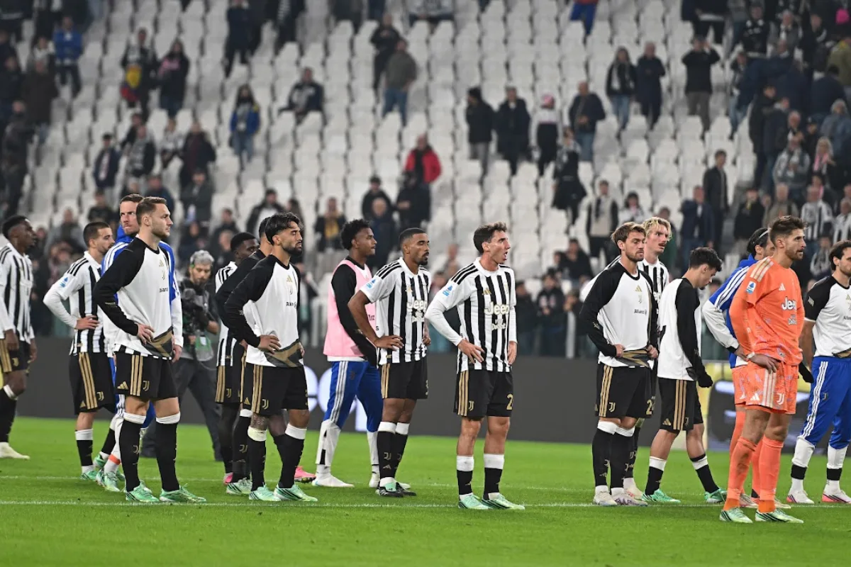 Giocatori della Juventus con maglia bianconera schierati e delusi sul campo dello Stadium durante una partita