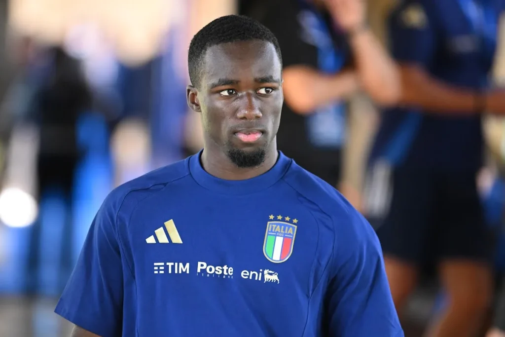 Kayode con la maglia della nazionale italiana durante un evento ufficiale