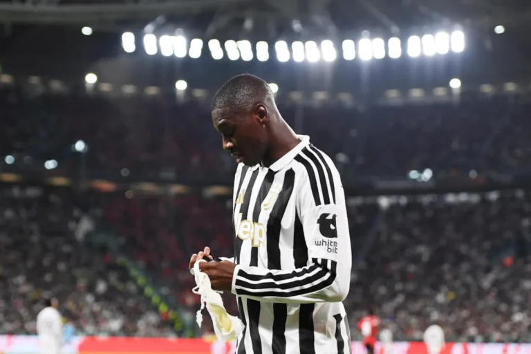 Kolo Muani con la maglia casalinga bianconera a strisce durante la partita