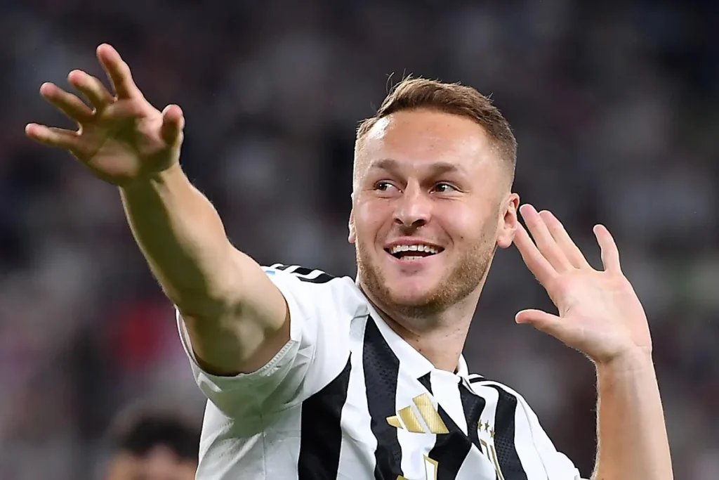Koopmeiners esulta durante una partita, indossa la maglia bianconera della Juventus e sorride verso il pubblico