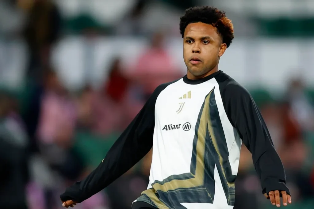 Giocatore della Juventus in maglia bianca e nera con sponsor Allianz durante l'allenamento