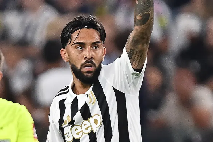 Nicolás González con la maglia della Juventus alza il braccio durante una partita