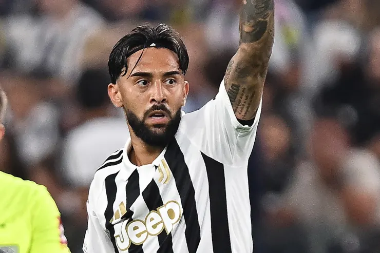 Nico Gonzalez con la maglia della Juventus alza il braccio durante una partita