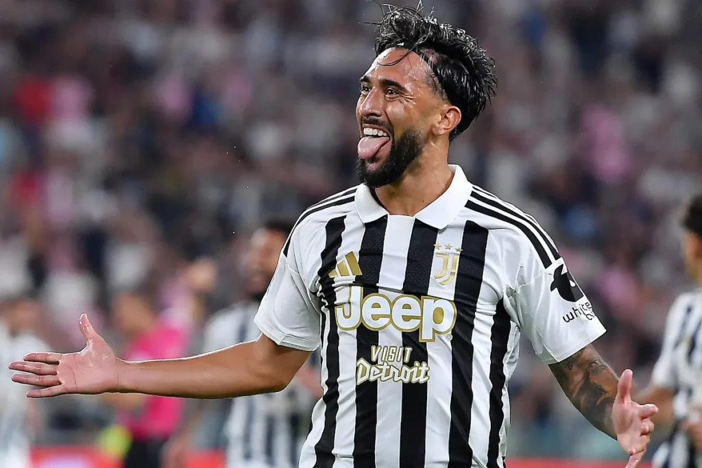 Nico Gonzalez in maglia Juventus sorride durante la partita contro il Parma, con le braccia aperte