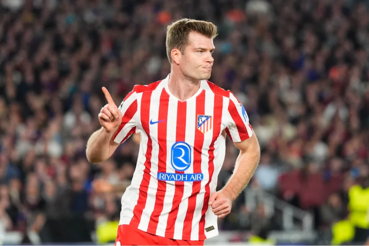 Sorloth dell'Atletico Madrid esulta alzando un dito durante una partita