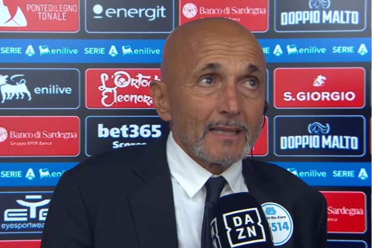 Spalletti con barba grigia, giacca scura e microfono DAZN durante un'intervista a bordo campo di Serie A