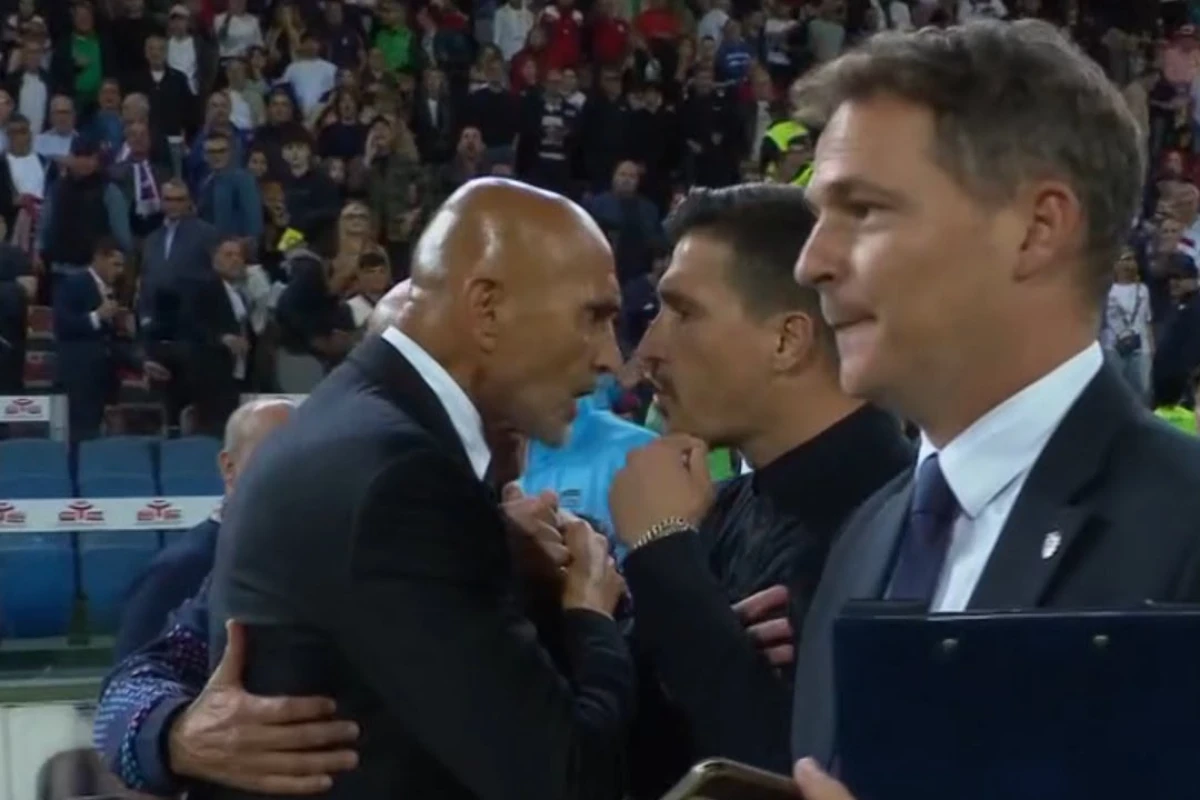 Pisacane e Spalletti in giacca a confronto acceso a bordo campo durante una partita
