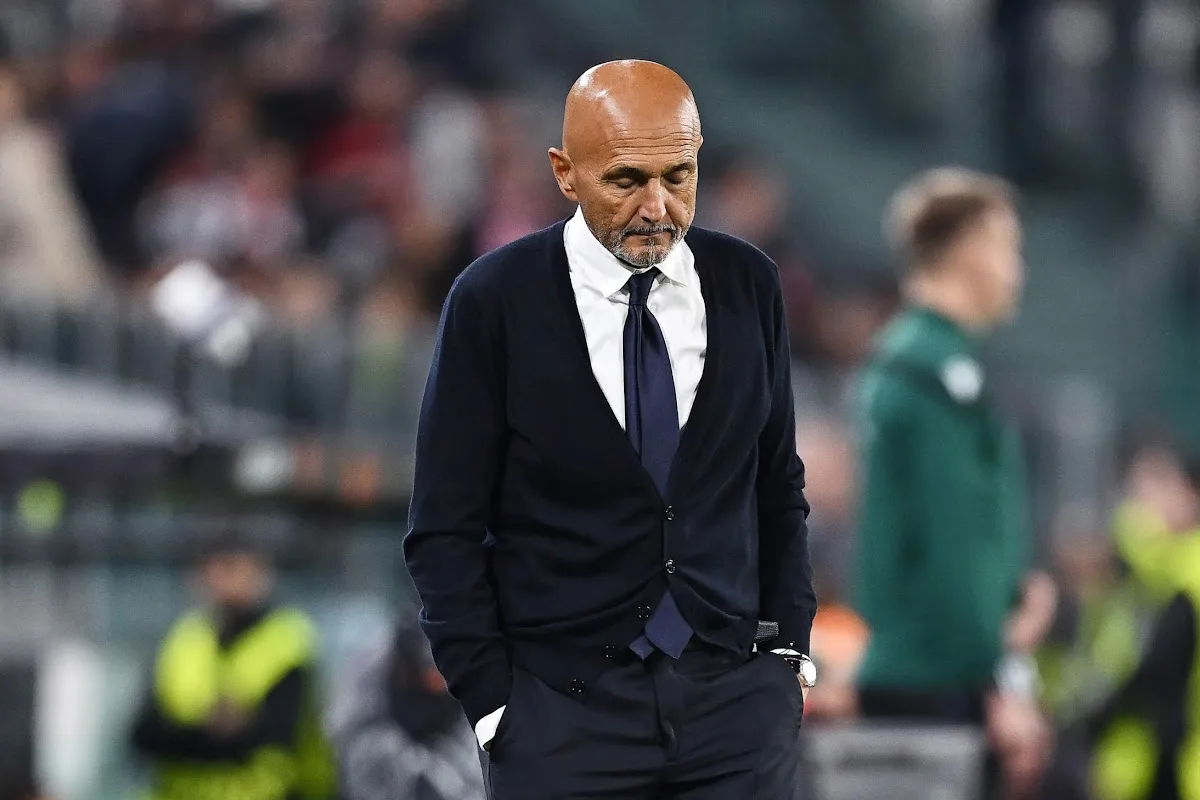 Spalletti a testa bassa con le mani in tasca