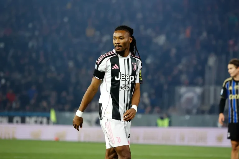 Giocatore della Juventus in maglia bianconera Adidas con sponsor Jeep durante una partita