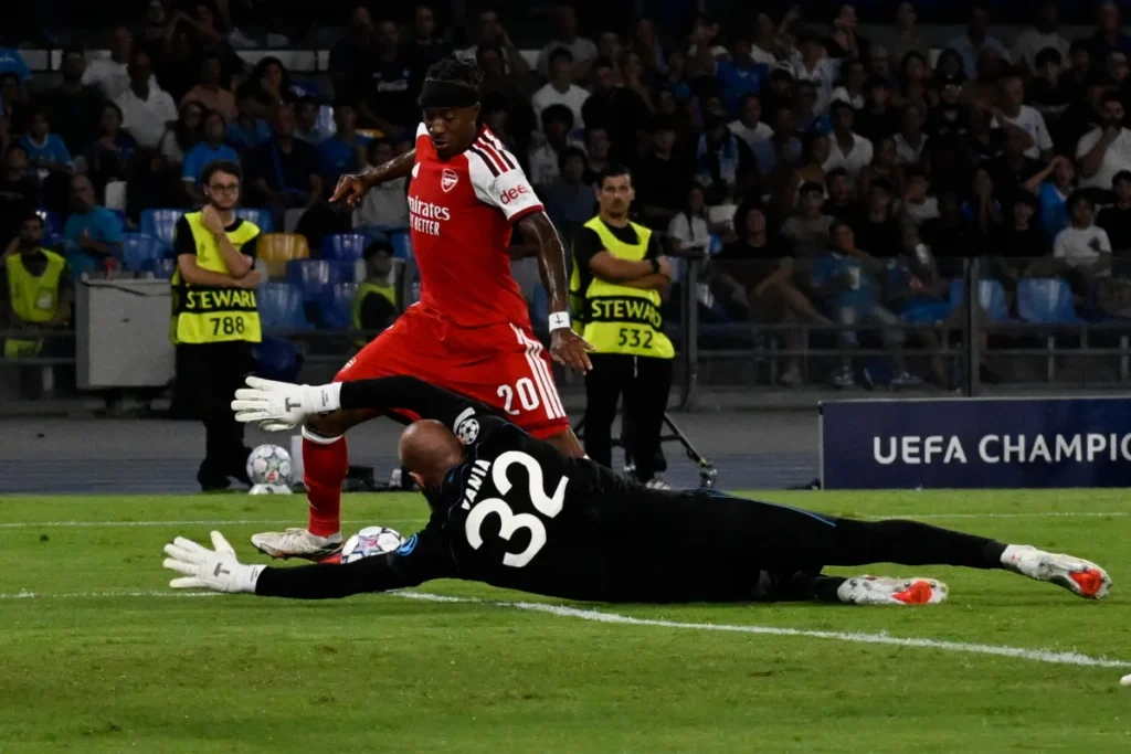 Calciatore Arsenal Madueke in azione durante partita UEFA Champions League contro Napoli
