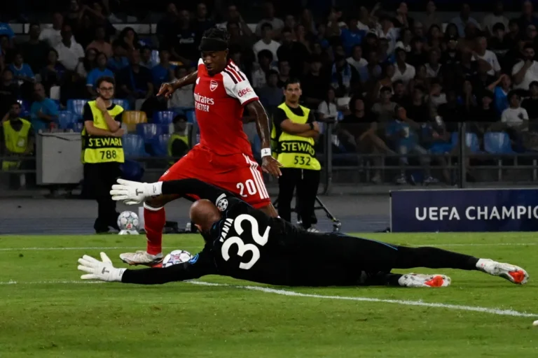 Calciatore Arsenal Madueke in azione durante partita UEFA Champions League contro Napoli