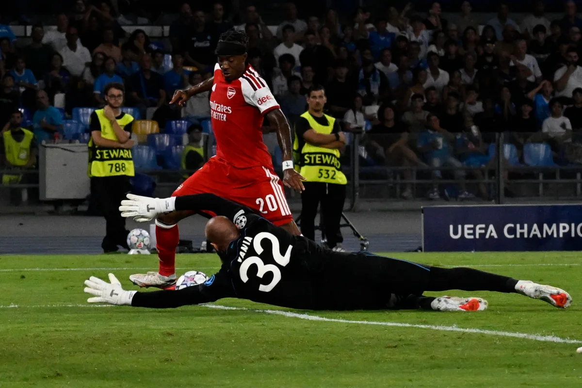 Calciatore Arsenal Madueke in azione durante partita UEFA Champions League contro Napoli