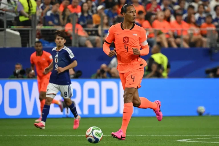 Virgil van Dijk in maglia arancione della nazionale olandese durante una partita internazionale di calcio