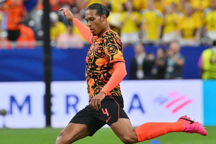 Van Dijk in azione durante una partita, indossa la maglia arancione della nazionale olandese con numero 4