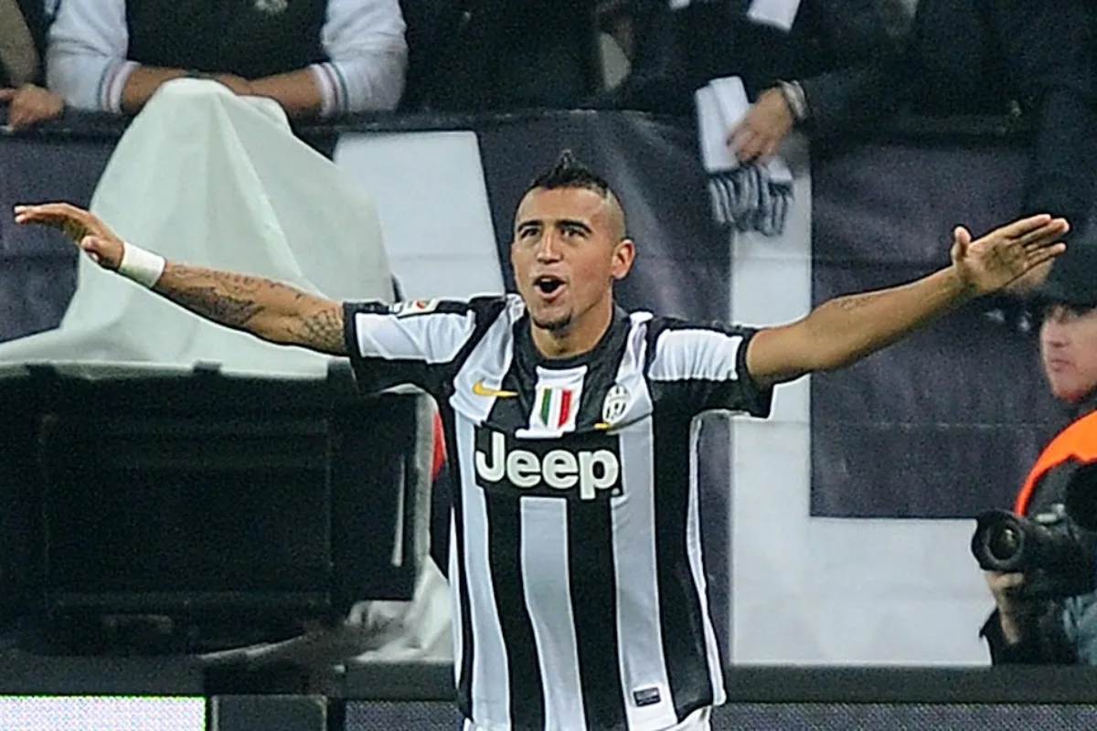 Calciatore della Juventus con maglia bianconera Jeep e braccia aperte mentre esulta in campo
