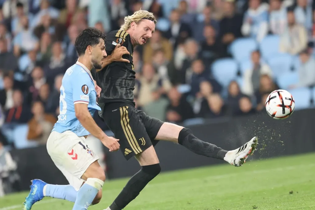 Woltemade calcia durante la gara di Europa League