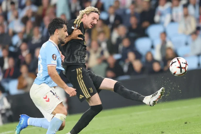 Woltemade calcia durante la gara di Europa League