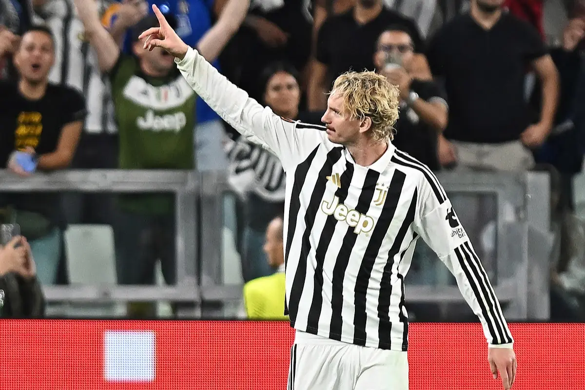 Woltemade esulta con la maglia bianconera della Juventus, braccio alzato davanti ai tifosi allo stadio