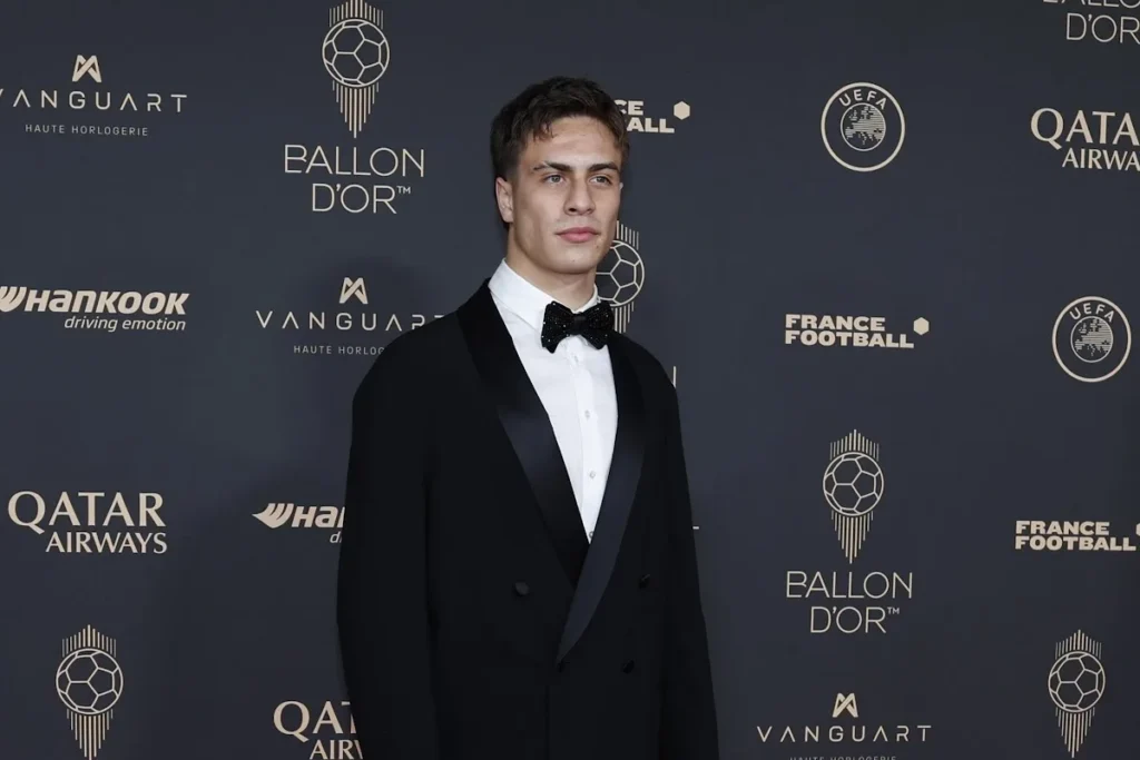 Kenan Yildiz in smoking e farfallino nero al red carpet del Ballon d'Or