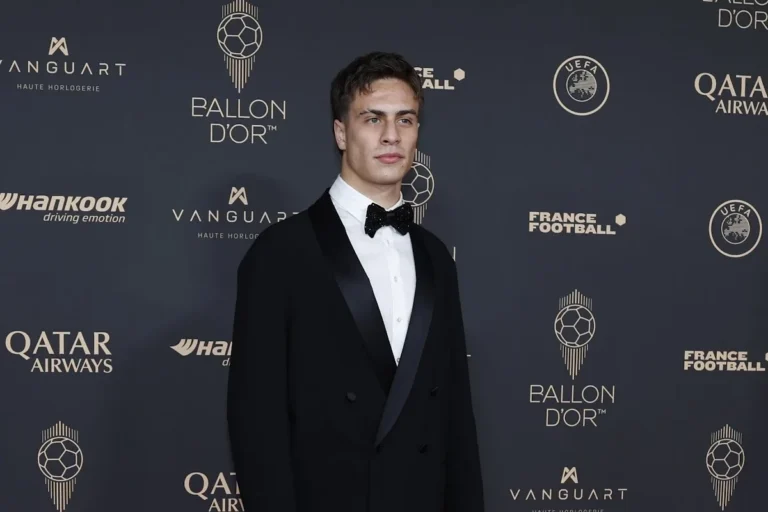 Kenan Yildiz in smoking al Ballon d'Or, talento della Juventus