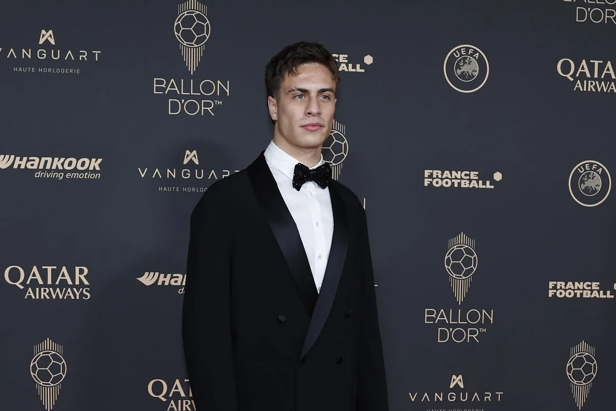 Kenan Yildiz in smoking e farfallino nero al red carpet del Ballon d'Or