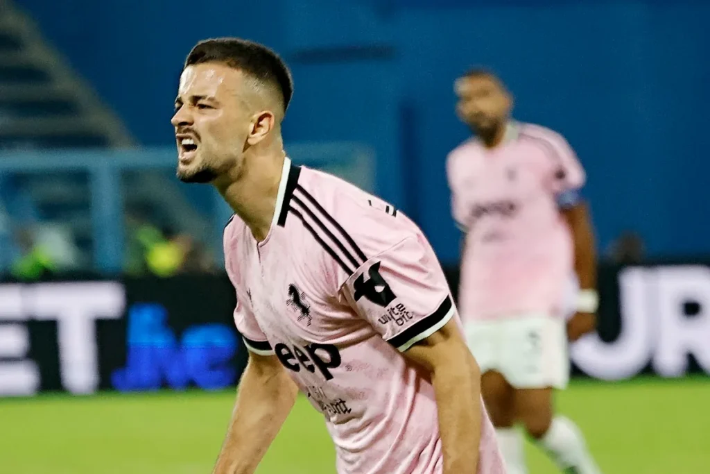 Zhegrova esulta dopo un gol