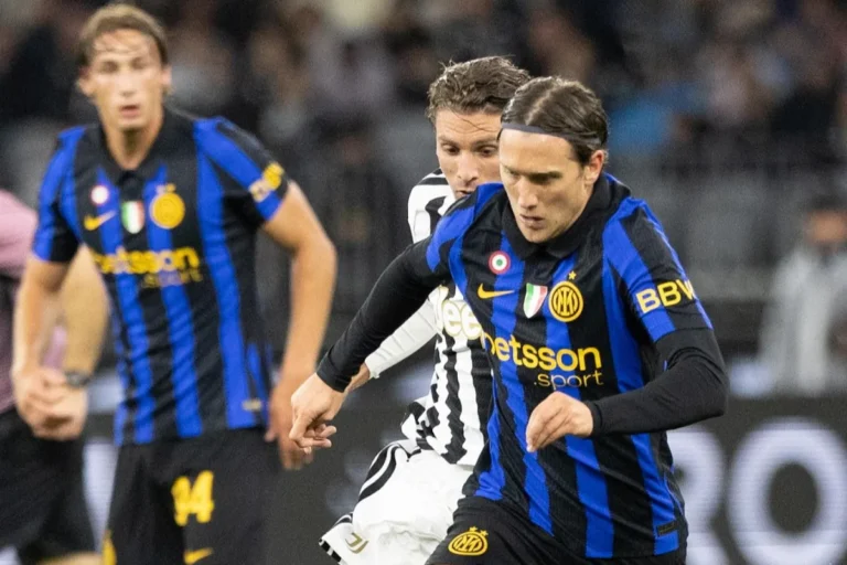 Piotr Zielinski in azione con la maglia dell'Inter a righe blu e nere durante una partita di Serie A